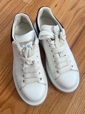 Alexander McQueen White Sneakers with Burgundy Heel Tab